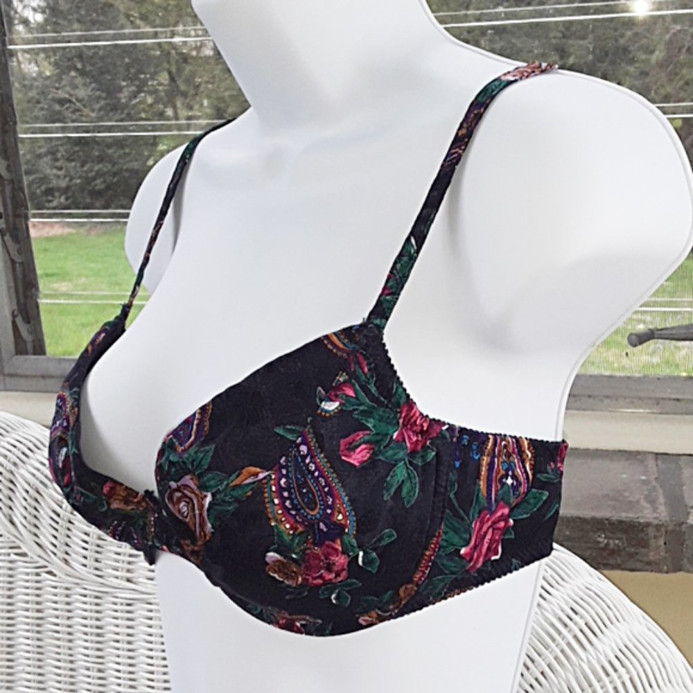Victoria Secret Underwire PushUp Bra! EUC - Picture 3 of 8